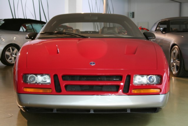 1985 - Saab EV-1 - This four-seater prototype of an advanced sports coup� was presented in 1985. This is an experimental car on which new materials (carbon fibre reinforced plastics etc) were tested in practical car design. The unique interior ventilation uses solar cells in the roof to keep the car cool when it is parked in sunlight. The 285 bhp, four cylinder turbocharged 16-valve engine spells power and an impressive top speed of 270 kph. 